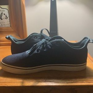 Adidas Mens 10 1/2 canvas shoe